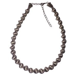 Wavy Spring Necklace